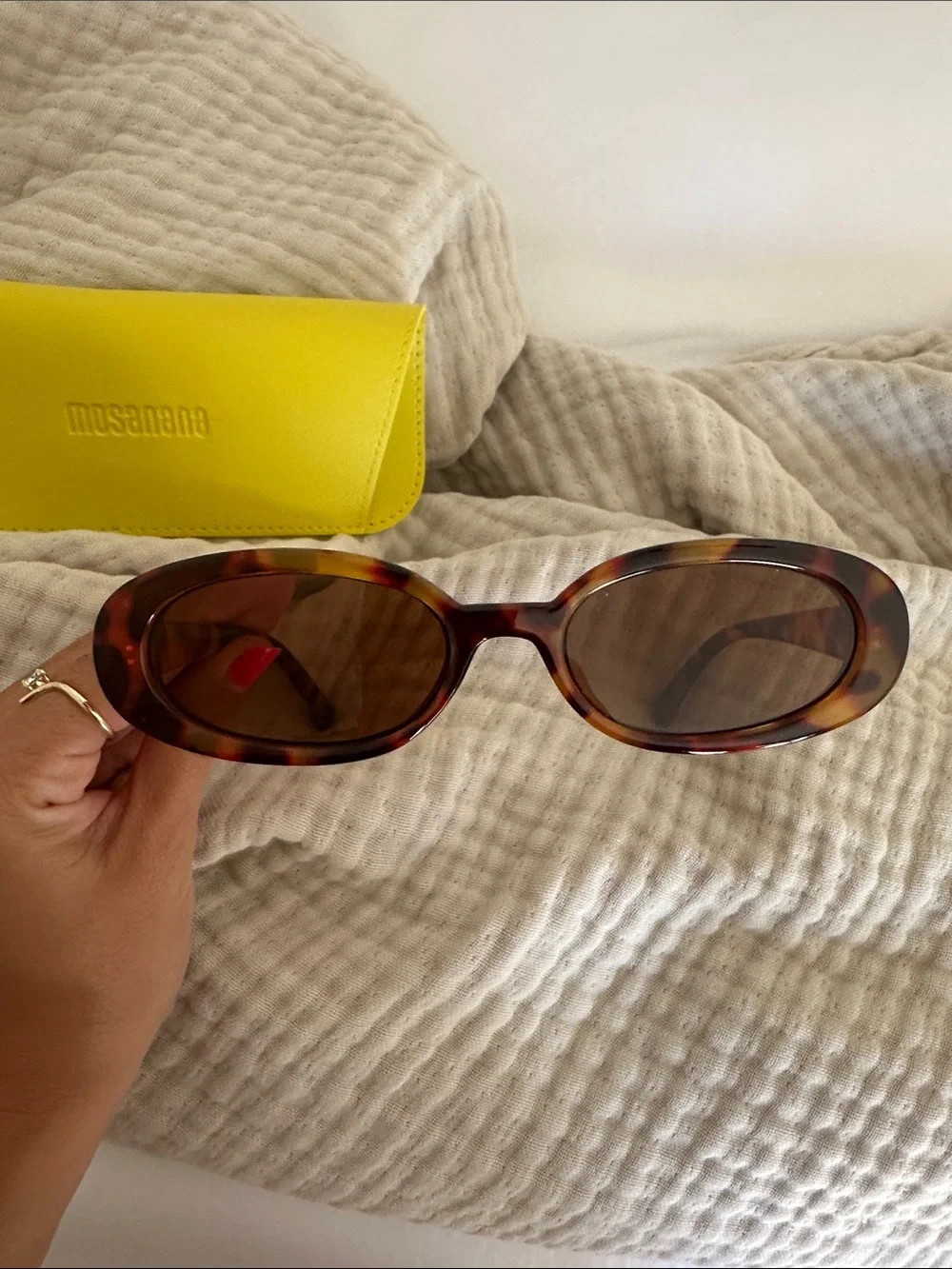 Chic Tortoise Shell Sunglasses with Protective Case